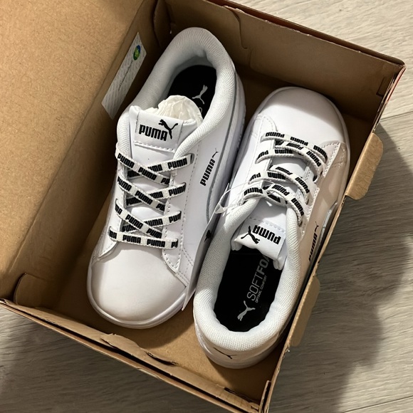 Puma , new in box , children’s 10 , court shoes / sneakers / runners - Picture 2 of 5
